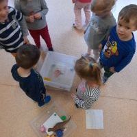 Co pływa a co tonie ? - Pszczółki eksperymentują (3)