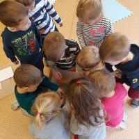 Co pływa a co tonie ? - Pszczółki eksperymentują (4)