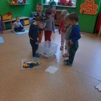 Co pływa a co tonie ? - Pszczółki eksperymentują (8)