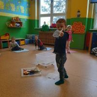 Co pływa a co tonie ? - Pszczółki eksperymentują (9)