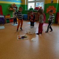 Co pływa a co tonie ? - Pszczółki eksperymentują (10)