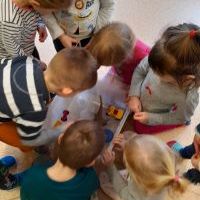 Co pływa a co tonie ? - Pszczółki eksperymentują (11)