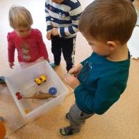 Co pływa a co tonie ? - Pszczółki eksperymentują (12)
