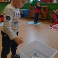 Co pływa a co tonie ? - Pszczółki eksperymentują (14)
