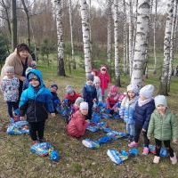 Słoniki szukają prezentów od zajączka. (5)