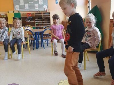 Colours - Żabki przypominają sobie nazwy kolorów w języku angielskim. (16)