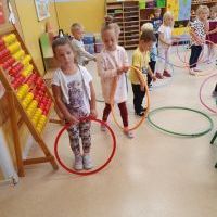 Biedronki ćwiczą z hula hop (1)