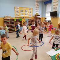 Biedronki ćwiczą z hula hop (4)